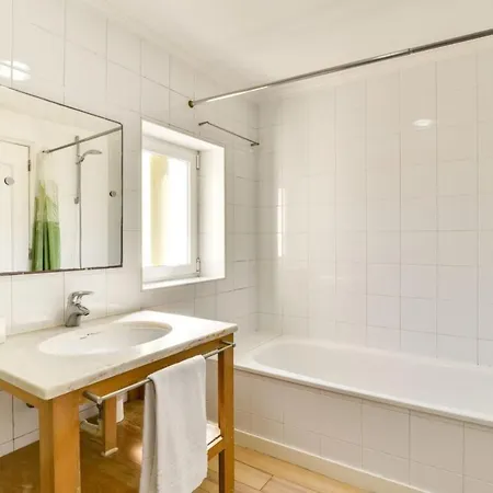 Amazing 3bdr W/lisbon View In Santos Лиссабон